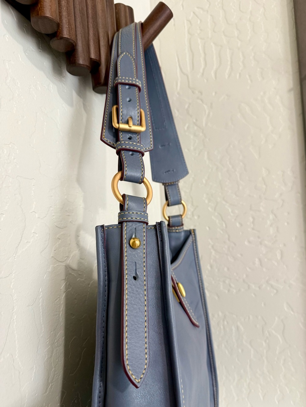 Dooney and Bourke Large Messenger bag in Florentine Leather - Picture 4 of 7